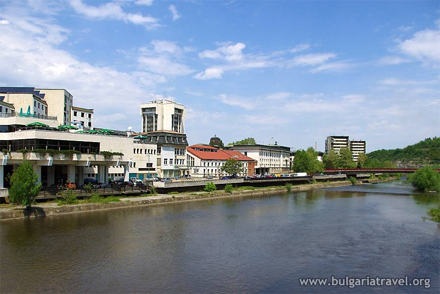 A picturesque river flowing beneath a charming bridge, creating a serene and scenic view.